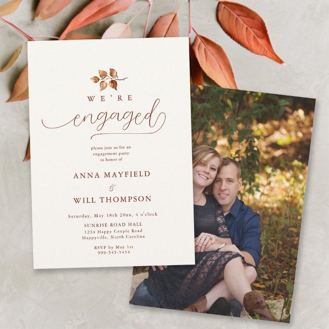 Convite Noivado de Folha de Folha Terracotta Calliografia (Fall Engagement Photo Party Invitation Autumn Foliage Terracotta Elegant Calligraphy Modern Simple)