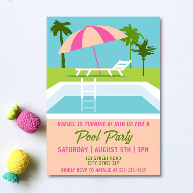 Convite Noivado de piscina Tropical Nadando Piscinas (Pool party birthday invitation on a light background with pineapple accessories. )