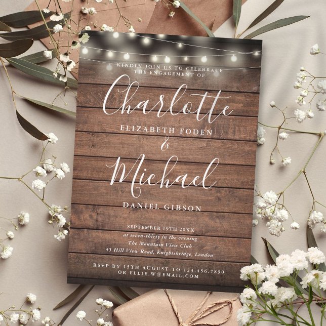 Convite Noivado de Script Chic das Luzes de Madeira Russas (Rustic Wood String Lights Chic Script Engagement Invitation)