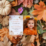 Convite Nossa Foto De Aniversário De Abóbora<br><div class="desc">Celebre o dia especial do seu pequeno com o nosso "Convite Foto de Aniversário da Nossa Pequena Pumpkin." Este convite adorável e personalizável permite adicionar uma fotografia pessoal, fazer-a como uma única manutenção para os seus convidados. Perfeito para o primeiro aniversário do outono, este convite dá o tom para uma...</div>