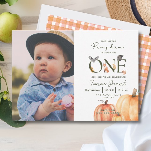 Convite Nossa Pequena Floresta de Pumpkin Cai Primeiro Ani (Our Little Pumpkin Woodland Fall First Birthday In Invitation)
