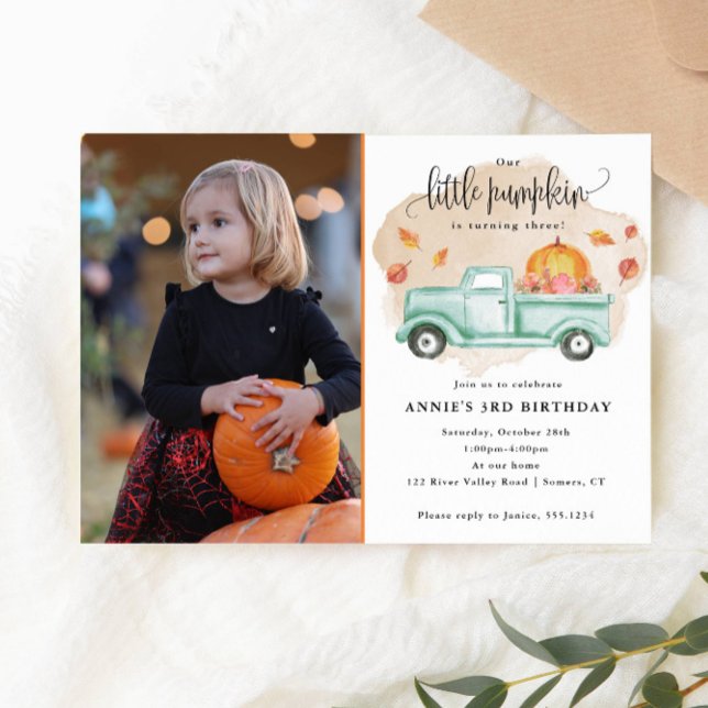 Convite Nossa Pequena Pumpkin Fall Fazenda Foto de Anivers (An adorable invitation for a birthday featuring a photo of your favorite Little Pumpkin!)