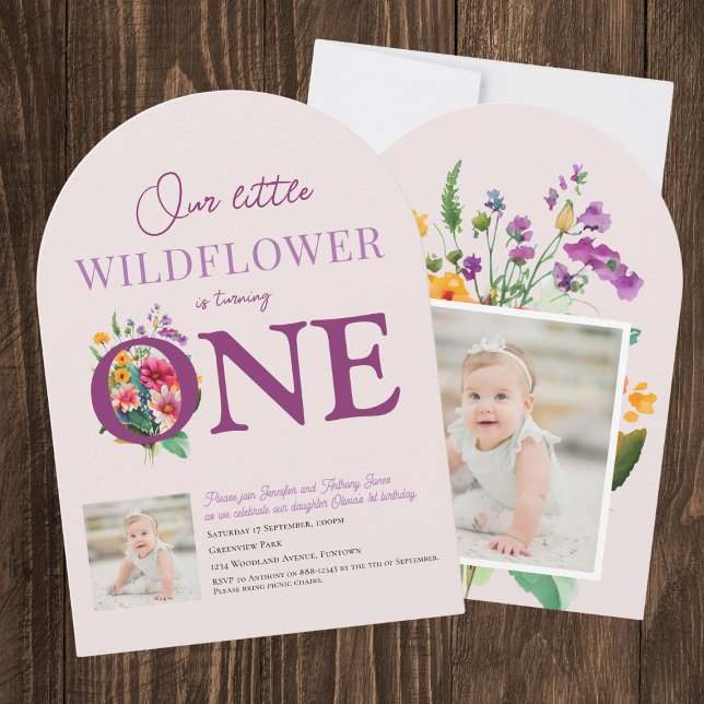 Convite Nosso pequeno primeiro aniversario de flor selvage (Our Little Wildflower is turning ONE floral purple 1st birthday invitation with custom baby photo)