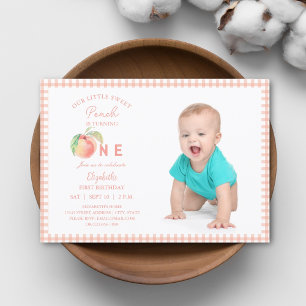 Convite Nosso Pêssego Doce É Uma Foto De Bebê De Aniversár