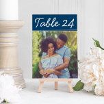 Convite Número da Tabela de Fotos de Casamento Azul com Ma<br><div class="desc">As cartas de números da mesa de casamento apresentam uma foto de noivado da noiva e do noivo. Texto branco casual de estilo manuscrito com cor azul de fundo do marinho - nota, as cores podem ser modificadas. Para solicitar: digite o número da tabela, clique em "alterar" pela foto padrão...</div>