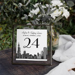 Convite Número da Tabela de Monograma de Casamento Skyline<br><div class="desc">Os cartões de número de tabela apresentam uma imagem do horizonte da cidade de Chicago e o esquema clássico de cores preto e branco. Design de placa dupla. Nota: você deve personalizar e adicionar cada placa de número de tabela individual ao seu carrinho de compro por encomenda.</div>