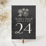 Convite Número de Tabela de Casamento de Quadro Preto de V<br><div class="desc">Cartões de números de mesas de quadro de casamento do estilo Vintage apresentam flores desenhadas à mão, um monograma dos nomes de noiva e noivo e data de casamento, e número de tabela que pode ser personalizado para cada mesa. O giz branco suave / marfim parece sobre o fundo com...</div>
