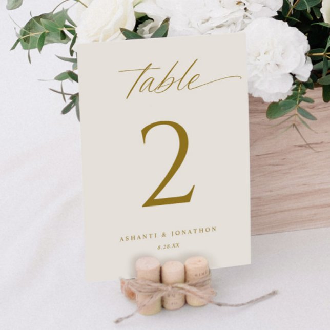 Convite Números de Tabela de Casamento de Script Dourado E (Elegant Gold Wedding Table Numbers - Soft Romantic Gold and Ivory)
