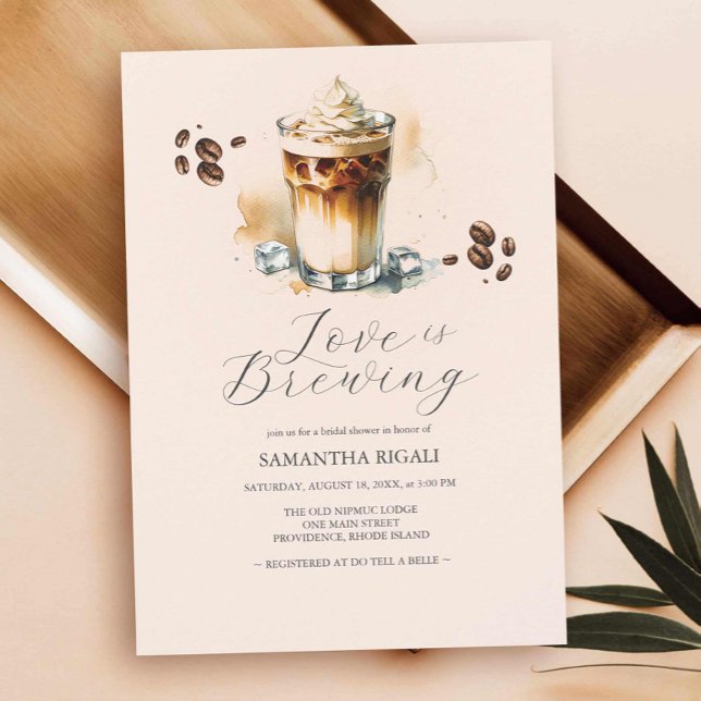 Convite O amor é criar Chá de panela de café (Bridal shower invitations love is brewing coffee theme with iced coffee for summer. )