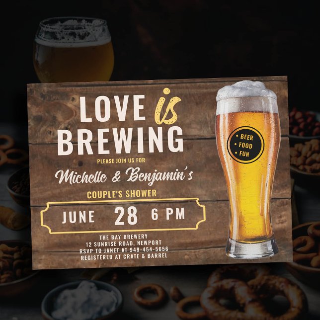 Convite O amor é criar madeira de Chá Casal de cerveja (love is brewing beer couples shower invitation brewery party rustic wood)