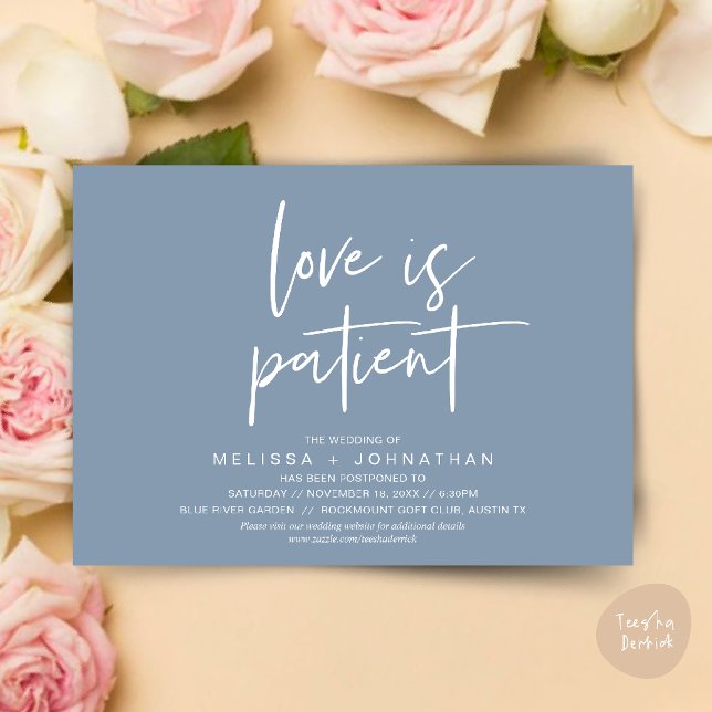 Convite O amor é paciente, Mude nossa data de casamento (Minimalist, Love is patient, Romantic Wedding Change the new date card PDF in Dusty Blue)