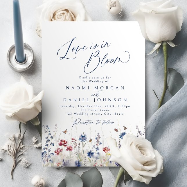 Convite O amor está em flor Casamento Rústico de Margarida (Love is in Bloom Navy Wildflower Rustic Wedding Invitation)
