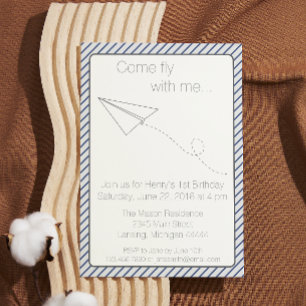Convite O aniversário listrado azul do avião de papel