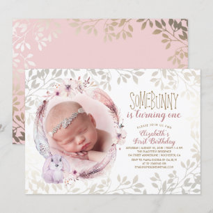Convite O coelho está girando uma foto do aniversário da