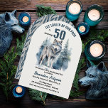Convite O líder da nossa Festa de aniversário do lobo-de-e<br><div class="desc">"O Líder do Nosso Pacote Está Chegando aos 50",  50 anos para o seu Alpha favorito. Possui um lobo solitário majestoso silenciado contra uma floresta verde.</div>