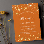 Convite O ouro laranja de aniversário é moderno<br><div class="desc">Um fundo laranja queimado decorado com estrelas ouros. Personalize e adicione um nome e detalhes da parte. O nome é escrito com um script de estilo manuscrito,  letras brancas coloridas.</div>