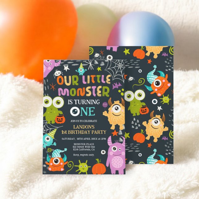 Convite O pequeno monstro do Dia das Bruxas está virando U (Cute Halloween little monster is turning One Invitation)