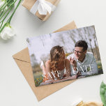 Convite O script H Modern Photo Salve a Data<br><div class="desc">Coloque seus hóspedes no humor para o seu casamento com a sua & chic moderna A Foto Moderna do Script H e a caligrafia salvam o convite de data. horizontal / paisagem na orientação.</div>