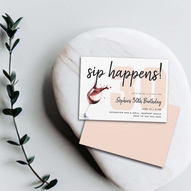 Convite O Sip Engraçado Acontece Provando de Vidro anivers (funny 30th birthday invitation for women wine winery party sip happens elegant classy humor chic)