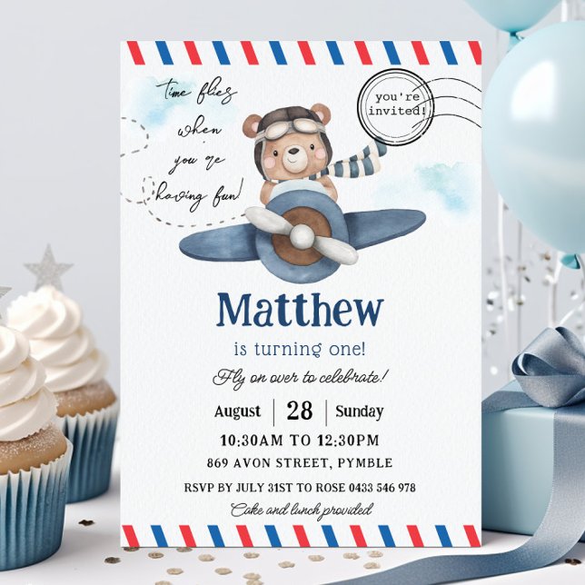 Convite O Tempo do Plano Azul do Urso Cinto Voa Um primeir (cute bear riding a dusty blue vintage plane 1st birthday party invitation card printed and digital)