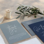 Convite obrigado chá de fraldas seu elegante azul elegante<br><div class="desc">Chá de fraldas escrito moderno,  obrigado elegante azul empoeirado,  design postal. Design ideal neutro em termos de gênero.</div>