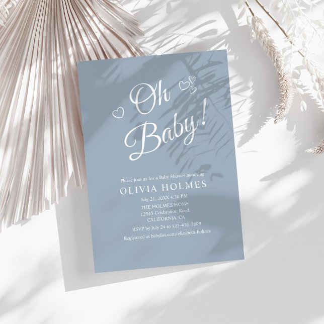 Convite "Oh Baby" Dusty Blue Modern Chá de fraldas Minimal ("Oh Baby" Dusty Blue Modern Minimalist Baby Shower Invitation on a sunny boho white table.)