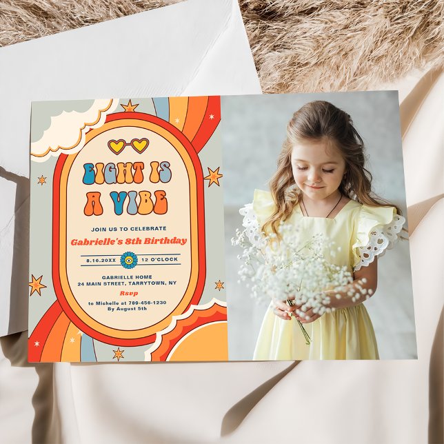 Convite Oito É Um Vibe Groovy Retro Rainbow 8. º Aniversár (Criador carregado)