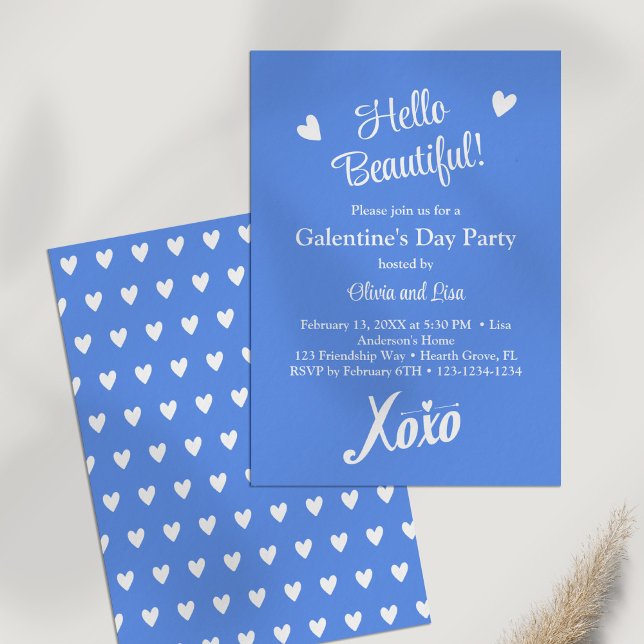 Convite Olá, Linda! Festa do Dia da Galentina XOXO Azul (Hello Beautiful! Blue XOXO Galentine's Day Party Invitation on a white table.)
