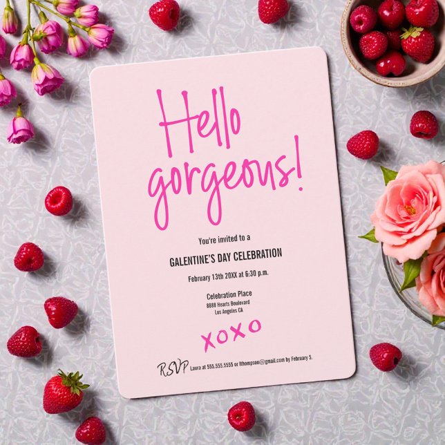 Convite Olá, maravilhoso personagem cor-de-rosa do Dia de  (Hello Gorgeous! XOXO Galentine's day party invitation in pink and hot pink. Customizable fields.)