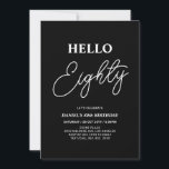 Convite Olá Oitenta | 80 preto moderno<br><div class="desc">Convide seus convidados com este convite de 80 de na moda. Este design apresenta um script moderno "Hello Oighty" no tema preto e branco. Você pode personalizar todo o texto. Os suprimentos de festa correspondentes estão disponíveis no meu compro BaraBomDesign.</div>
