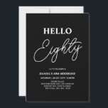 Convite Olá Oitenta | 80 preto moderno<br><div class="desc">Convide seus convidados com este convite de 80 de na moda. Este design apresenta um script moderno "Hello Oighty" no tema preto e branco. Você pode personalizar todo o texto. Os suprimentos de festa correspondentes estão disponíveis no meu compro BaraBomDesign.</div>