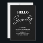 Convite Olá Setenta | 70 preto moderno<br><div class="desc">Convide seus convidados com este convite de 70 de na moda. Este design apresenta um script moderno "Hello Ssety" no tema preto e branco. Você pode personalizar todo o texto. Os suprimentos de festa correspondentes estão disponíveis no meu compro BaraBomDesign.</div>