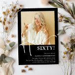 Convite Olá, SEXTA! Festa de aniversário mínima 60<br><div class="desc">Torne o aniversário de 60 anos do seu amado uma celebração inesquecível com nosso convite de festas de design mínimo da Hello SEXTY. Com apenas alguns cliques, você pode adicionar a foto deles, personalizar o modelo para os detalhes do evento e criar um convite para uma festa que é garantida...</div>