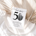 Convite Olha quem tem 50 anos | Foto 50th Birthday Invite<br><div class="desc">Celebre seu aniversário de 50 anos com estilo de eterno usando este convite de 50 pessoas! Apresentando uma design moderna e elegante, esse convite é perfeito para quem prefere a simplicidade com um toque de elegância. Totalmente personalizável, você pode adicionar facilmente os detalhes do seu partido para criar um convite...</div>