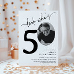 Convite Olha quem tem 50 anos! Foto Moderna 50º Aniversári<br><div class="desc">Celebre o grande estilo 5-0 com nossos convites para o Partido 'Veja quem é 50'. Cada convite apresenta uma fonte incrivel em itálico e preto e um roteiro elegante de caligrafia, colocados contra um fundo branco minimalista. A pièce de résistance? Uma fotografia da estrela de aniversário na posição zero! Estes...</div>