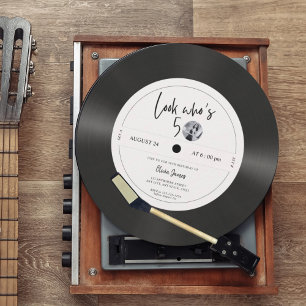 Convite Olhar para o disco de vinil retrô quem está com 50