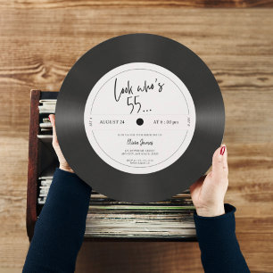 Convite Olhar para o disco de vinil retrô quem está fazend