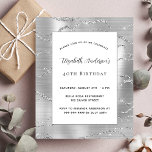 Convite orçamental elegante prateado de aniversári<br><div class="desc">Um padrão prateado moderno como fundo,  quadro branco. Personalize e adicione seu nome e detalhes da festa.</div>