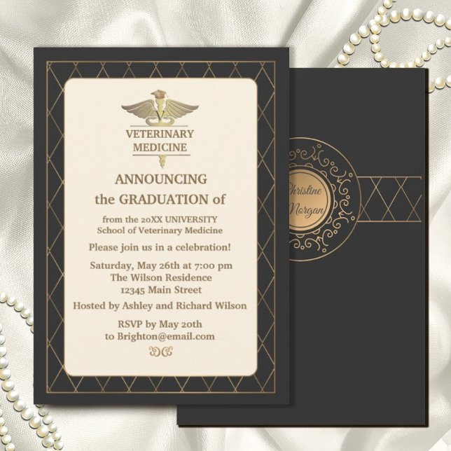 Convite Ornamentado Elegante Dourado Medicamento Veterinár (graduation #veterinarymedicine#gradparty #zazzleinvitation #classic #vintage #gold #cap #capgrad)