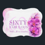 Convite Orquídea de cor púrpura Sessenta e fabulosa<br><div class="desc">Linda flor de orquídea de cor aquosa, estilizada, com pétalas em forma de coração, com 60 e 60 convites de festas de aniversários surpreendentes roxos e cor-de-rosa. Sombreado em matizes de orquídeas radiantes cor-de-rosa e roxo. Edite estes convites com suas próprias palavras e ano de aniversário. Design único e orquídeas...</div>