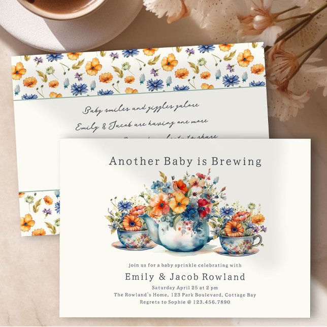 Convite Outro Bebê está a fazer flexões (Baby is Brewing Handwritten Baby Sprinkle Invitation with Teapot, Teacups and Country Flowers)