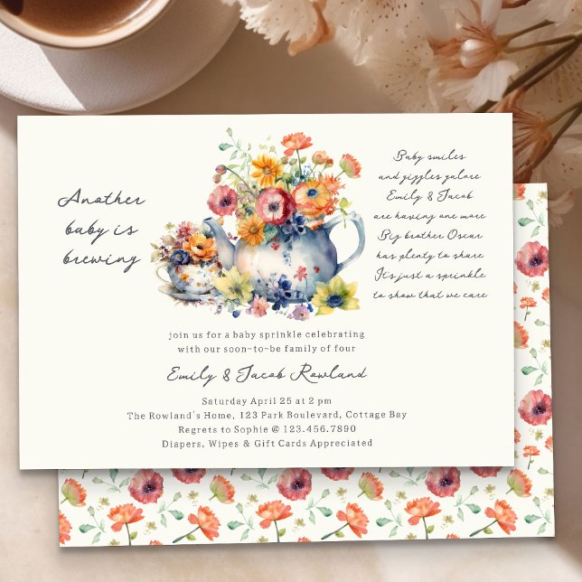 Convite Outro Bebê está criando chaleira (Another Baby is Brewing Baby Sprinkle Invitation with Teapot, Teacup and country flowers)