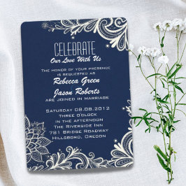 Convite padrão de renda branca moderna casamento azul nava