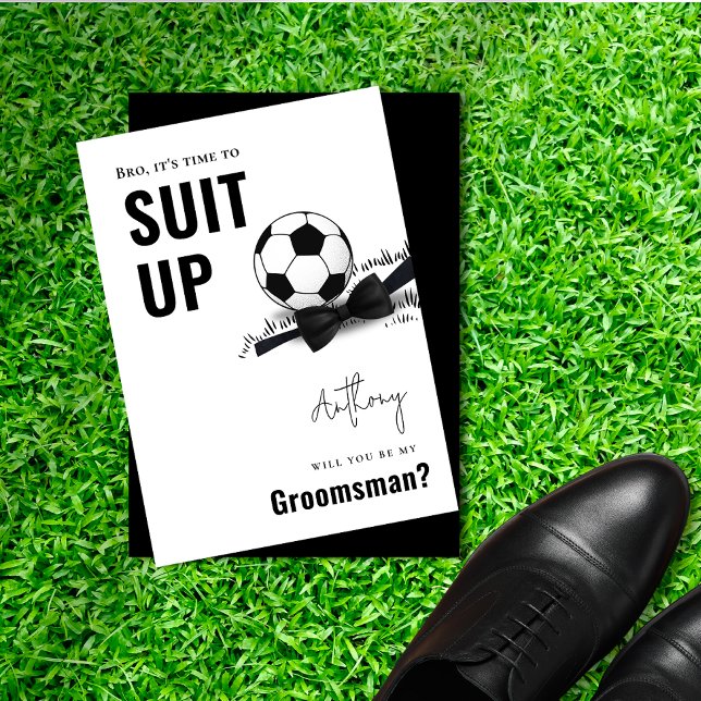 Convite Padrinho de casamento de futebol preto-e-branco e  (Chic Black & White Tuxedo Suit Up Soccer Groomsman Invitation)