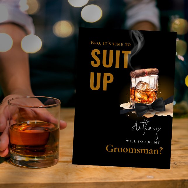 Convite Padrinho de casamento de Tuxedo para Cima de Bourb (Watercolor Bourbon Cigar Tuxedo Suit Up Groomsman Invitation)
