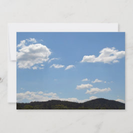 Convite Paisagem com colinas verdes, árvores e nuvens