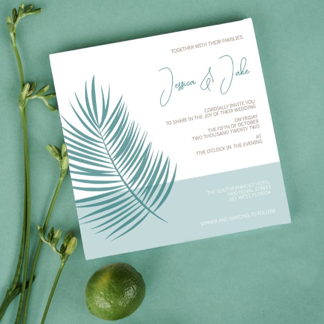 Convite Palms Aqua ・ Bonito Casamento Costeiro Moderno (Aqua palms blue wedding invitation on green background)