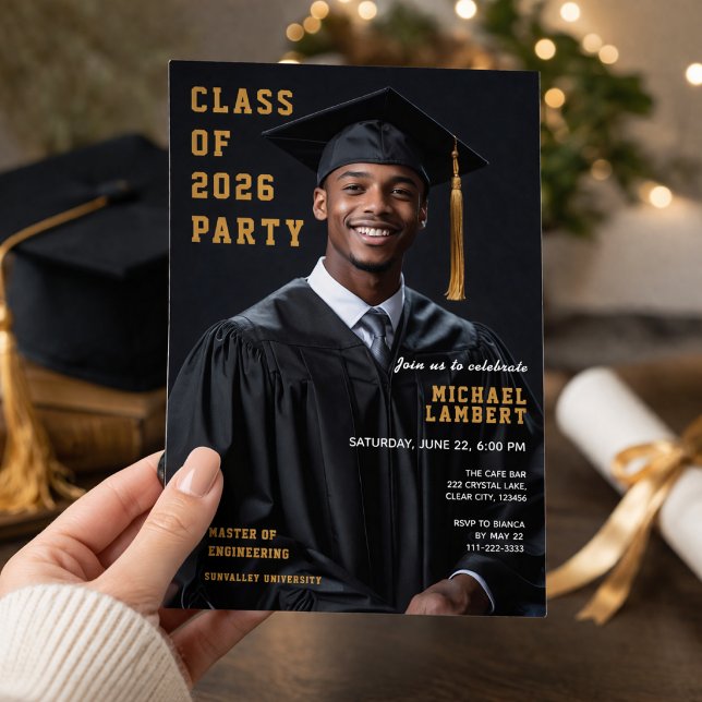 Convite para a Festa de Fotos da Turma de 2026 (Elegant Class of 2026 graduation party invitation with modern black and gold photo design)