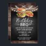 Convite para aniversário de 30 anos de Aniversário<br><div class="desc">Convites de CHURRASCO de aniversário. É fácil personalizar. Todo o texto é ajustável e fácil de mudar para as necessidades do seu próprio partido. Elementos de fundo rusticados das luzes de string. Diversão Chalkboard espirra e floresce. Hambúrguer de aquarela e gráficos de hotdog. Convites para ele. design de aniversário de...</div>