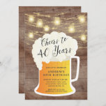 Convite para aniversário de 40 anos de 40 anos<br><div class="desc">Anima-se com o convite de 40 anos de aniversário com uma caneca de cerveja em um fundo de madeira rústica com luzes de jarro de pedras suspensas</div>